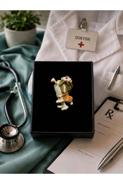Pembe Kalp Stetoskop Tasarımlı Taşlı Doktor ve Hemşire Yaka Broşu