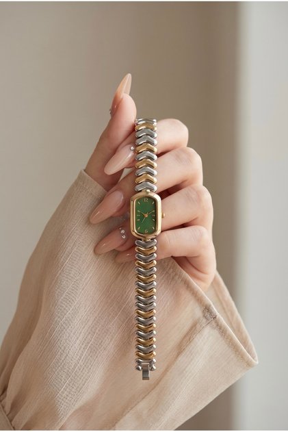 ساعة يد نسائية فاخرة بتصميم كلاسيكي من الفولاذ بلونين ذهبي وفضي مع قرص أخضر وعلبة مستطيلة أنيقة | سلك فولاذي عالي الجودة | إصدار محدود 2026