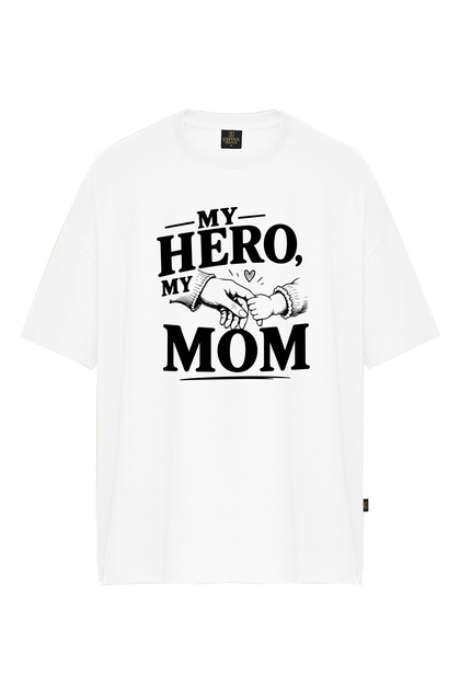 تي شيرت My Hero My Mom مطبوع بأكمام قصيرة ومقاس كبير
