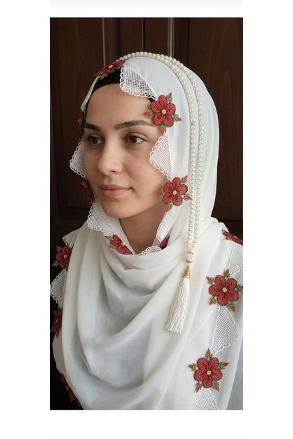 Needle-Embroidered White Color Prayer Mat with Prayer Beads