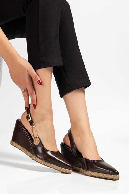 New Season Wedge-Heeled Side-Buckle Pointed-Toe Straw-Detailed Shoes