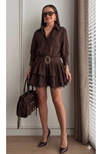 Rochie cu talia evidențiată prin cataramă și inserții elegante din dantelă