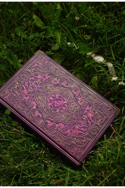 Secret Garden Mor İçi Beyaz Kâğıt Yaldızlı Kapaklı ve Yaldızlı Kenar 365 Günlük / Ajanda / Defter /
