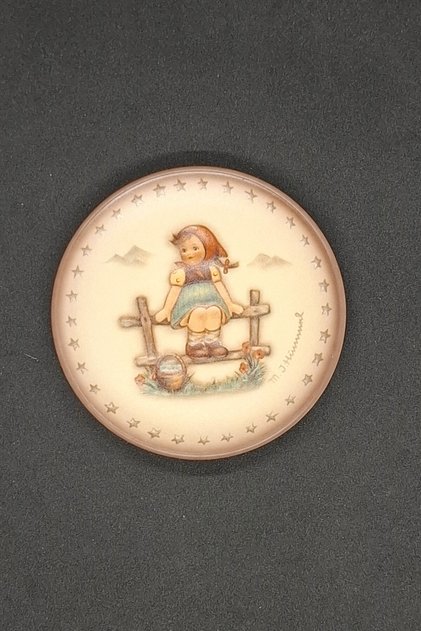Hummel Just Resting Embossed Miniature Porcelain Plate 8 cm