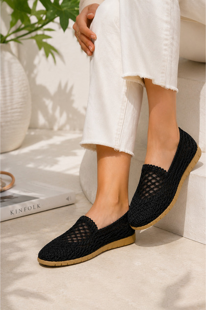 حذاء باليه من القش بتصميم متقاطع باللون الأسود