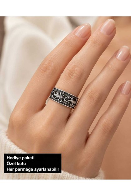 Adjustable Gothic Women's Ring with Double Scorpion Figure