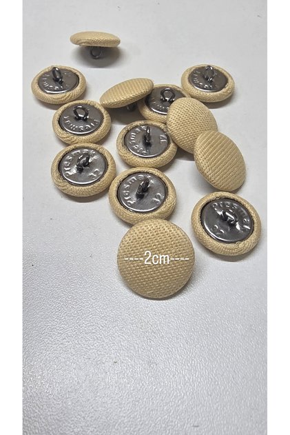 Açık krem rengi kumaş kaplamalı kancalı metal düğme