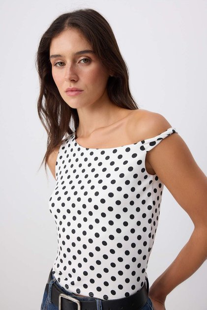 Ecru Polka Dot Fitted Asymmetrical Neckline Low Shoulder Sleeveless Stretchy Knitted Blouse Twoss26Bz01027