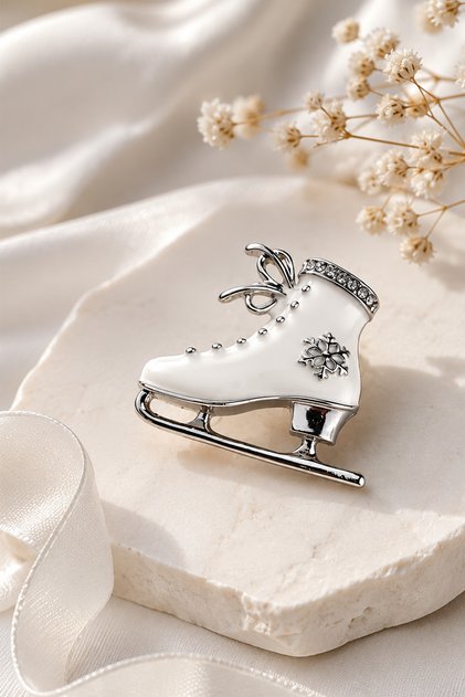 Gümüş Rengi Kar Tanesi Detay Taşlı Beyaz Buz Pateni Broş (3cm)