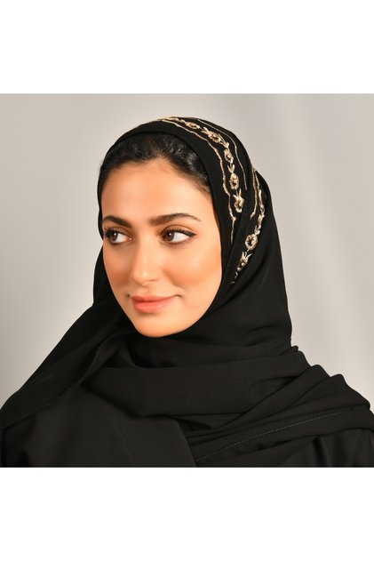 طرحه سوداء بخطين عشوائين بلون ذهبي يتوسطهما زهور ذهبية