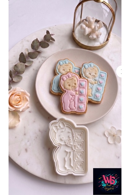 Oyun Oynayan Kız Bebek Temalı Kurabiye ve Şeker Hamuru Kalıbı – Doğum Günü, Baby Shower & Oyun Konseptli Şekillendirici Kesici 8 cm