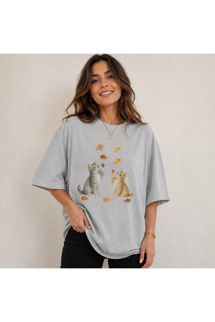 Women's Oversized Cat Print T-Shirt – Cute Cat and Autumn Leaves Pattern Casual Tee
