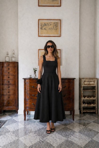 Kadın Siyah Füsun Modeli Kare Yaka Gül Aksesuar Detaylı Şık Maxi Boy Kloş Krep Elbise 25L8249