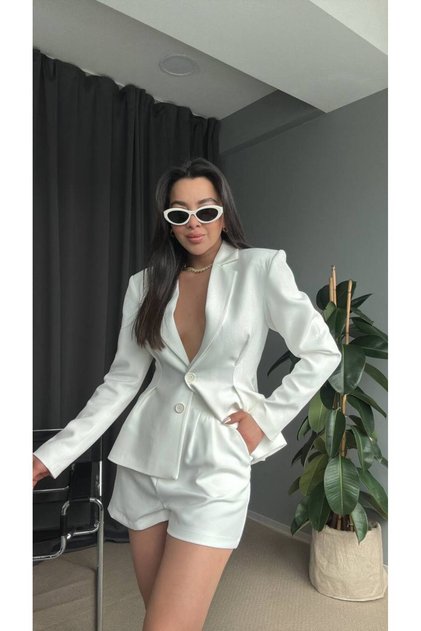Klasik Yaka Cepli Mini Şortlu Blazer Ceket Takım