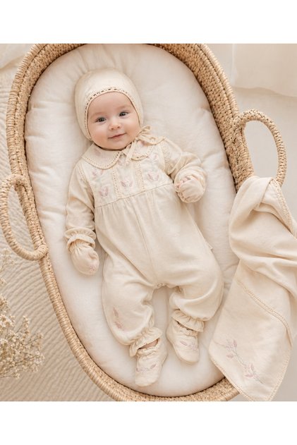 Lüks Nakışlı Kız/Erkek Bebek Hastane Çıkışı Takımı - %100 Pamuklu, El İşçiliği Detaylı Bebek Seti fotoğraf çekimleri veya premium hediye.