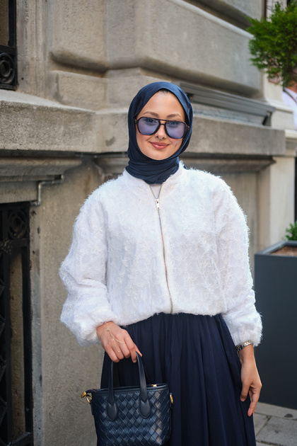 سترة نسائية قصيرة بياقة على شكل حرف V وسحاب وتطريز زهور باللون الأبيض