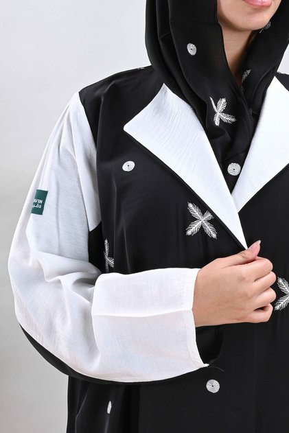 عباية كريب ناعم بتطريز منثور ابيض