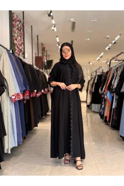 عباءة D 5107 - مصنوعة من قماش الكريب الملكي مع تطريز دانتيل على الياقة والأكمام - أسود