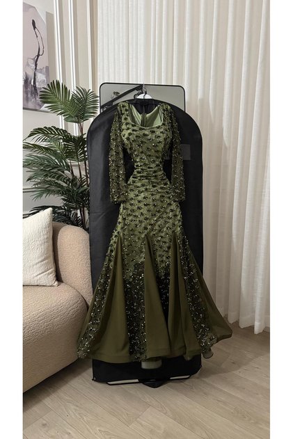 Elegant Olive Green Evening Dress Combining Sophistication and Distinction