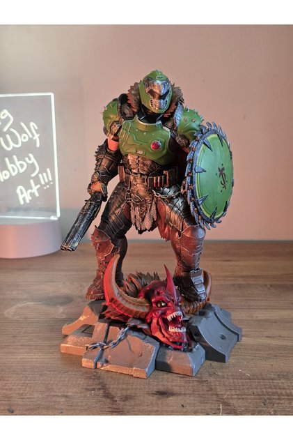 Elle Boyanmış Doom Slayer Figürü – 16K Reçine, Oyun Koleksiyon Ürünü