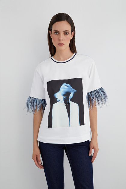 Özel Pano Desen Detaylı Kolucu Tüylü İşlemeli T-shirt