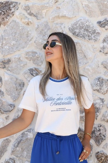 Ecru blue t-shirt with embroidered collar and "summer" lettering