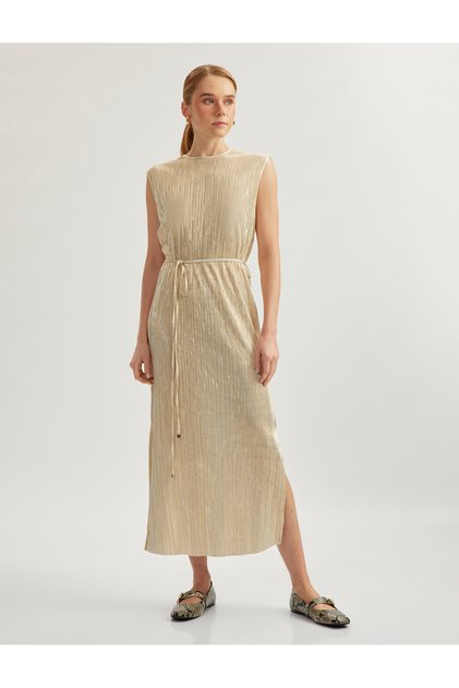 Sleeveless Crew Neck Slit Detail Shiny Pleated Pleated Long Dress with Belt