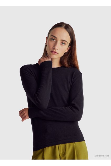 Women's black 100% merino crewneck sweater