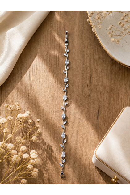 ✨ Elegant Dal Form Bracelet with Sparkling Stone Detail – Stylish & Eye-Catching Design ✨