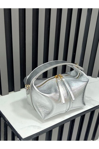 Medium-Sized Women's Daily Clutch, Clutch, and Portfoi Evening Bag with Shiny Gold Accessories.