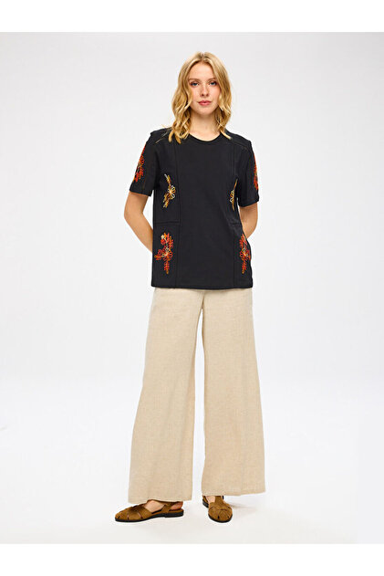 Resort Renkli Çiçek Detaylı Yuvarlak Yaka Tshirt S26TSH112