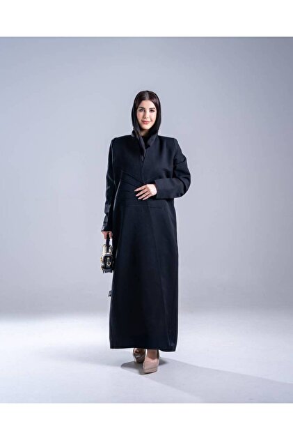 معطف أسود على شكل عباءة