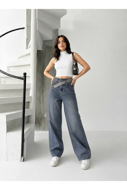 Tinted Embroidered Belt with Stone Detail Embroidered Straight Jeans Pants