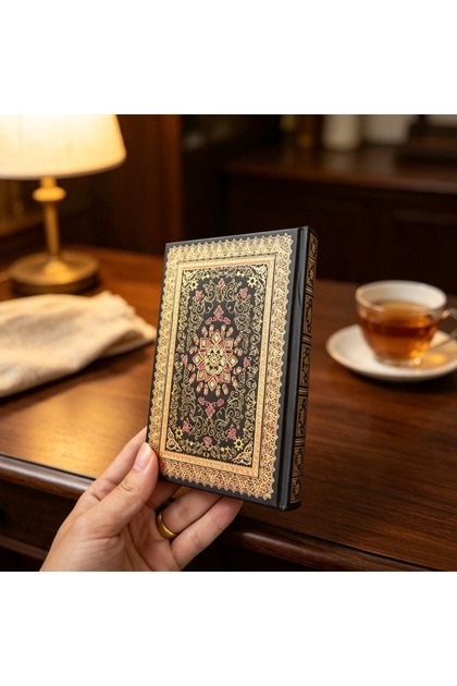 دفتر بغلاف صلب بحجم A6 مع تبطين، يحتوي على 192 صفحة، مفكرة فاخرة بتصميم أنيق ونقشة زهرية راقية، هدية مميزة.