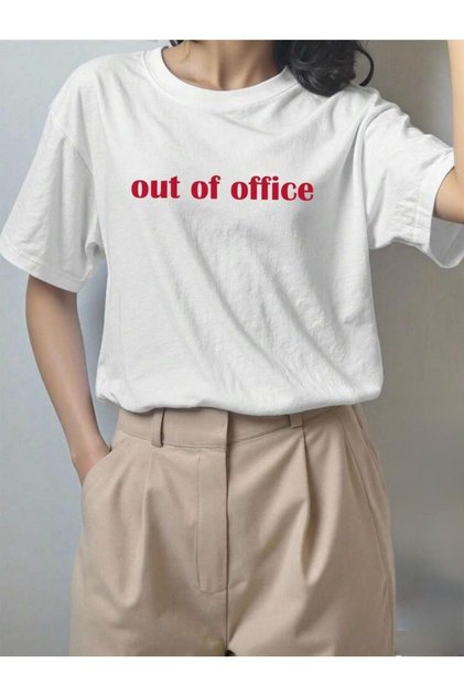 تيشيرت أبيض بأكمام قصيرة مطبوع عليه Out Of Office