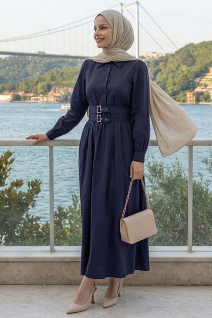 فستان باللون الأزرق الداكن مع حزام مزدوج الإبزيم