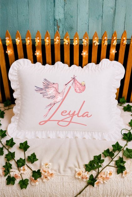 Kişiye Özel İsimli Leylek ve Bebek Desenli Fırfırlı Bebek Yastığı – Yenidoğan Hatıra Yastığı
