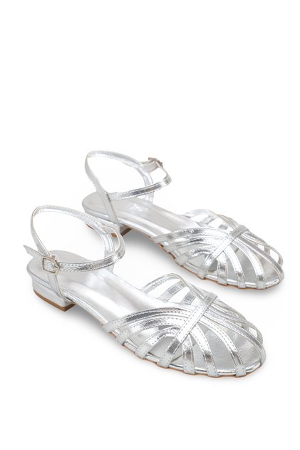 Silberne Damensandalen mit Kitten-Heel-Absatz und Knöchelriemen