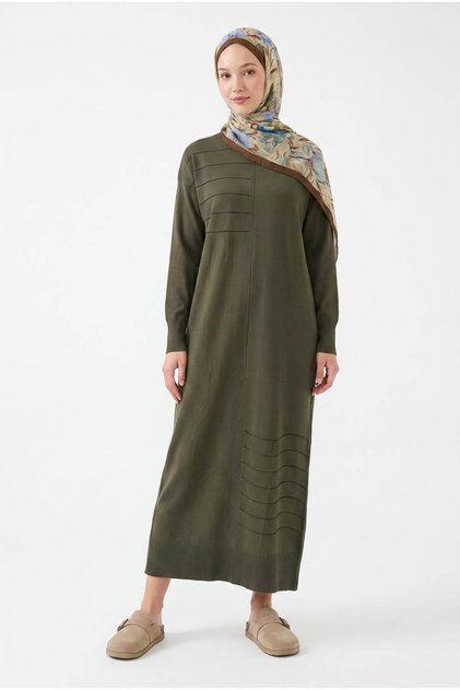 Rochie tricotată pe toată lungimea, cu model cu dungi, din fire reci, croială largă – 130 cm