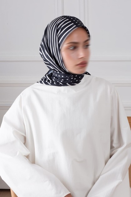 وشاح ناعم منقوش بنمط خطوط باللون الأسود