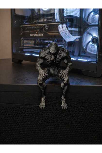 Venom Temalı Oturan Figür – Masaüstü ve PC Kasa Dekoru İçin 3D Baskı Koleksiyon Ürünü