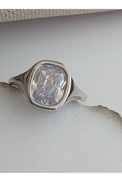 Şık oval kesim zirkon yüzük