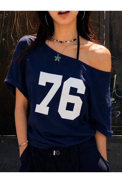 76 Baskılı Lacivert Oversize Kadın Kayık Yaka T-Shirt