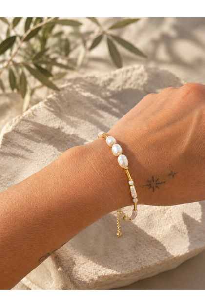 Pearl detailed gold color bracelet