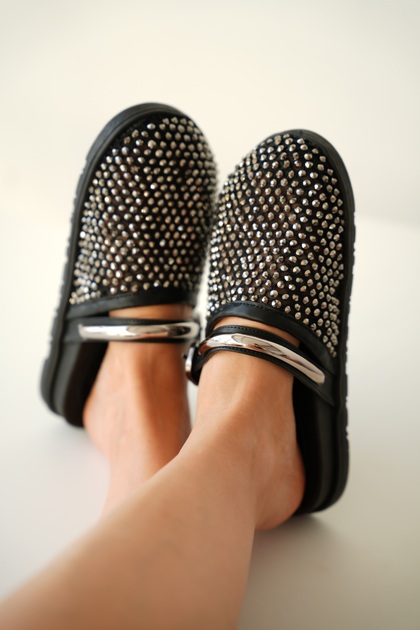 Lumis Silver Accessories and Adjustable Buckle Detailed Shiny Stone Embellished Women's Slippers - Black
