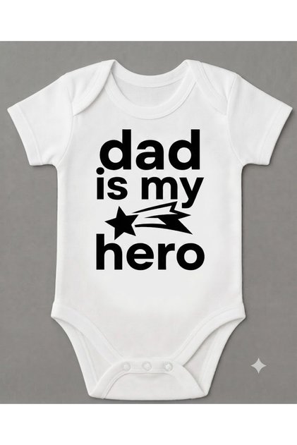 بدلة أطفال بيضاء مطبوعة عليها عبارة "Dad Is My Hero" من إنتاج Dad Is My Hero