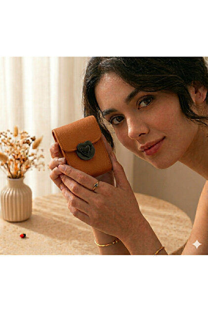 Accordion card holder