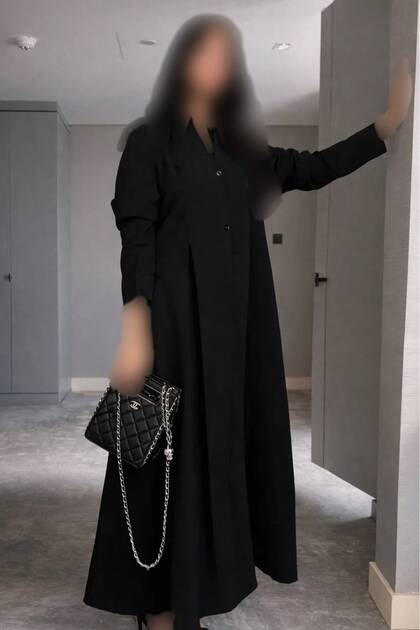 عباية هيفاء كريب ملكي أسود فاحم بقصة ربع كلوش بكسرات أنيقة – عباية سعودية فاخرة مع طرحة هدية
