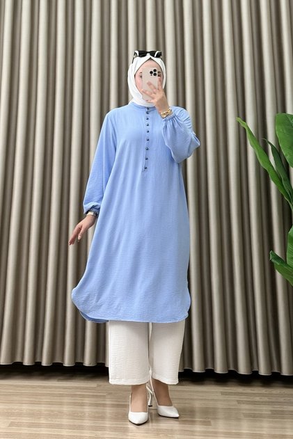 سترة SAADET TUNIC من قماش أيروبين للنساء باللون الأزرق الفاتح مع ياقة قابلة للفتح وأكمام مطاطية وقصة مريحة