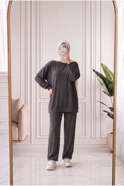 طقم بنطلون بيكيه كبير الحجم من بيرا-NL845 بني